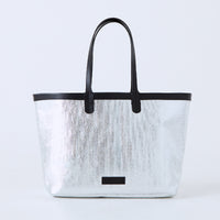 plume tote un M
